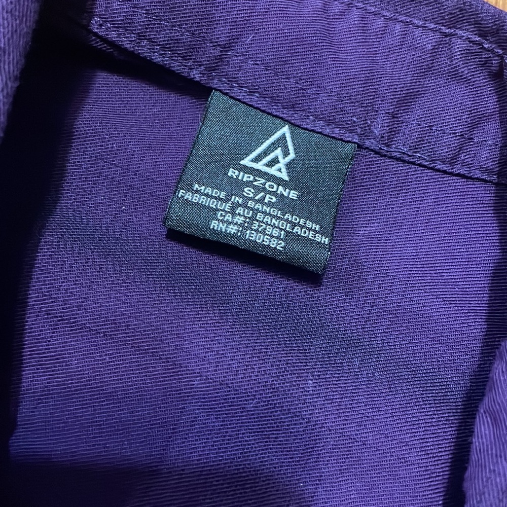 Button front shirt - Picture 2 of 3